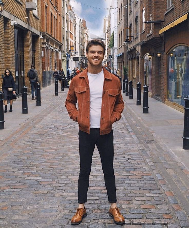 ¿Cómo combinar un cinturón negro con zapatos marrones?