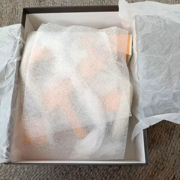 ¿Cómo poner papel en la caja de zapatos?