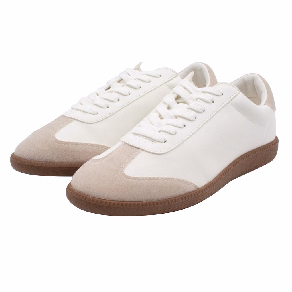 ¿Quién fue el director creativo de la línea femenina de Perry Ellis?