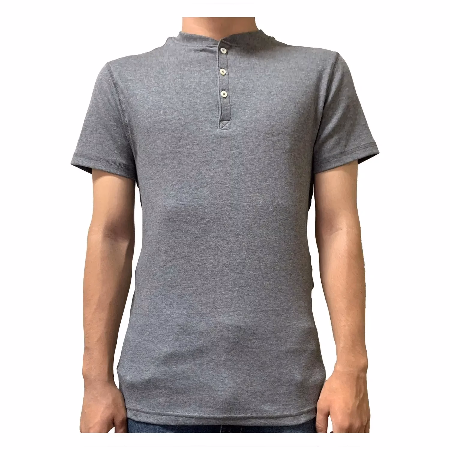 ¿Qué riesgos protege la ropa de trabajo adecuada en la industria?