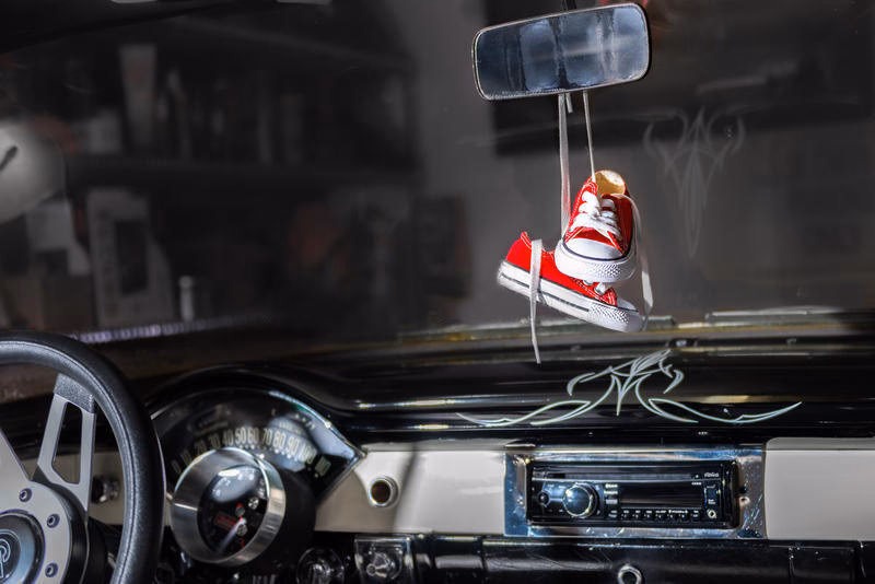 ¿Por qué se olvidan de los hijos en el auto después de cambiar su rutina?