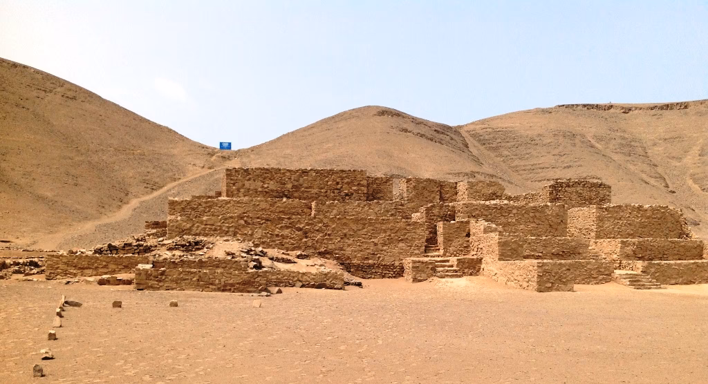 ¿Quién descubrió y reconstruyó la Huaca El Paraíso?