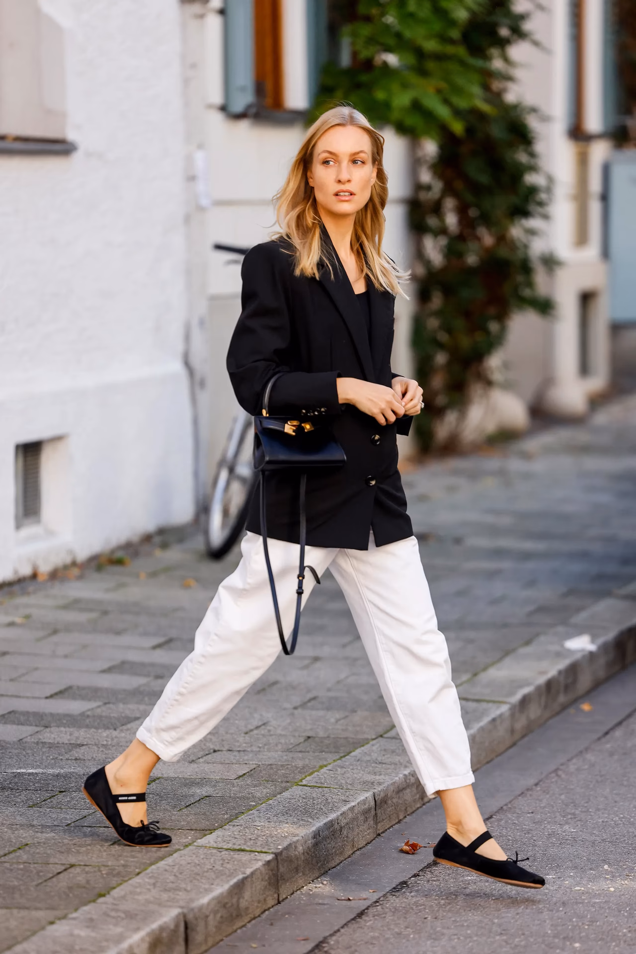 ¿Cómo combinar pantalón de terciopelo acampanado?