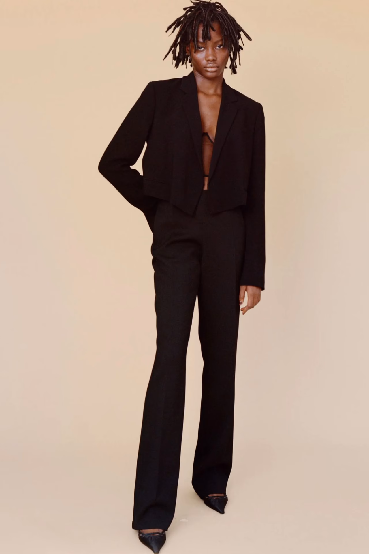 ¿Cómo se combinan los zapatos de ante con otros accesorios de piel?