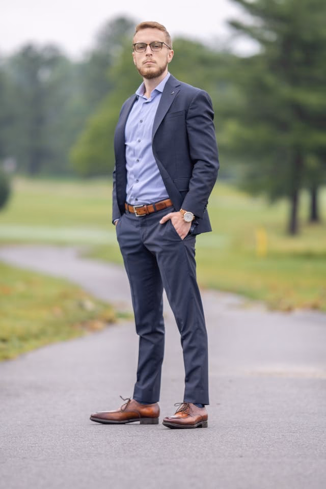 ¿Cómo se combinan los pantalones azules y marrones?