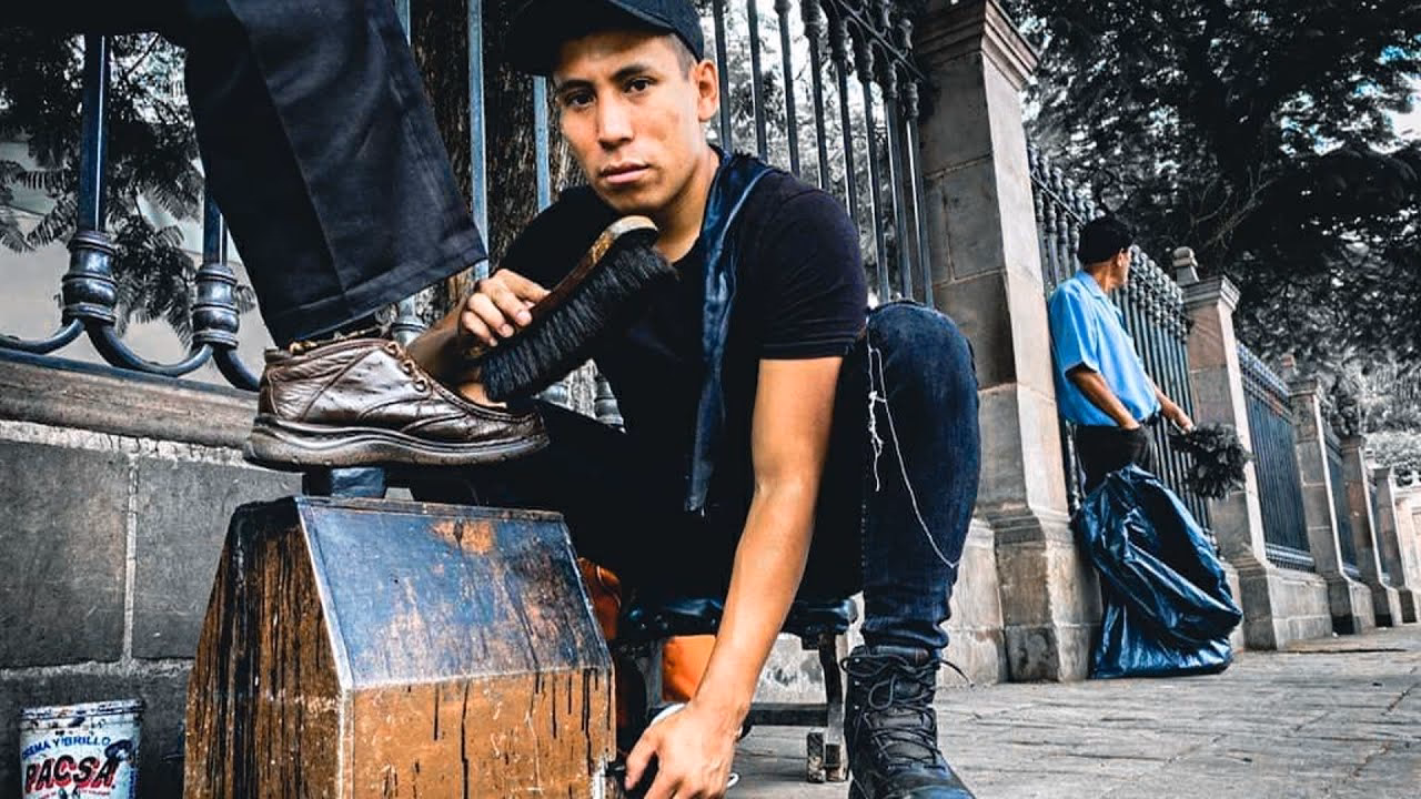 ¿Qué hace un limpiador de zapatos?