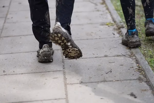 ¿Qué significa soñar con zapatos llenos de lodo?