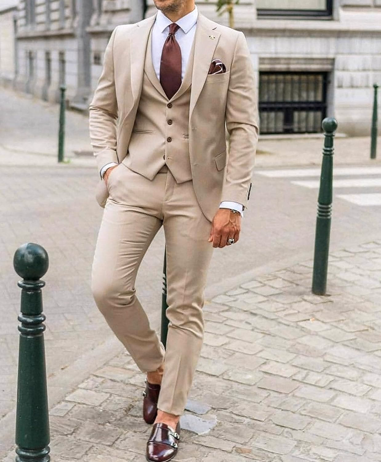 ¿Cómo combinar un traje beige en verano?
