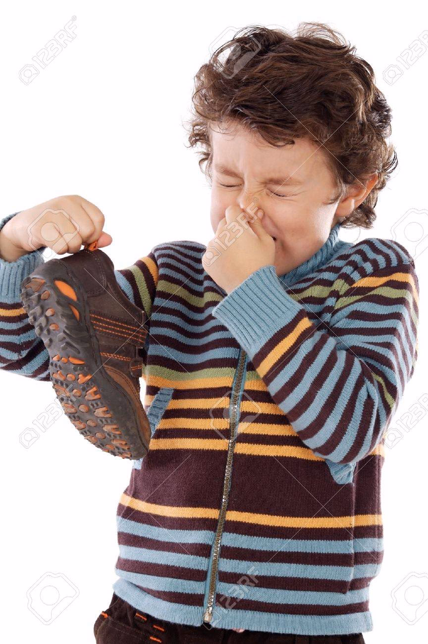 ¿Por qué huelen mal los zapatos de los niños?