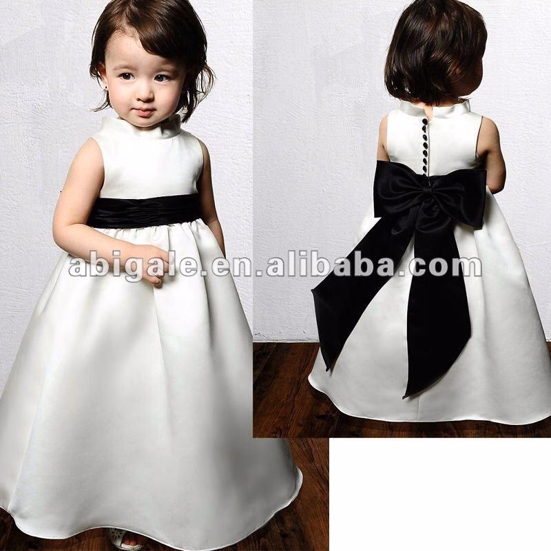 ¿Dónde se encuentra una niña vestida de blanco?