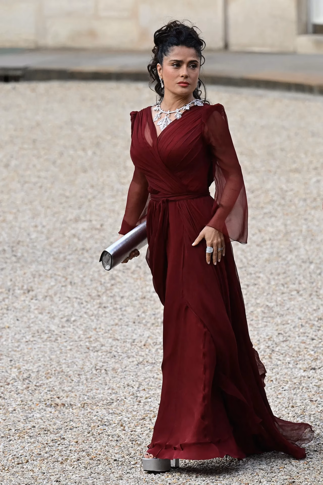 ¿Qué colores se pueden usar para complementar un vestido vino?