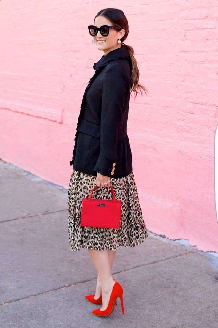 ¿Cómo combina Marta López con su falda de cebra?