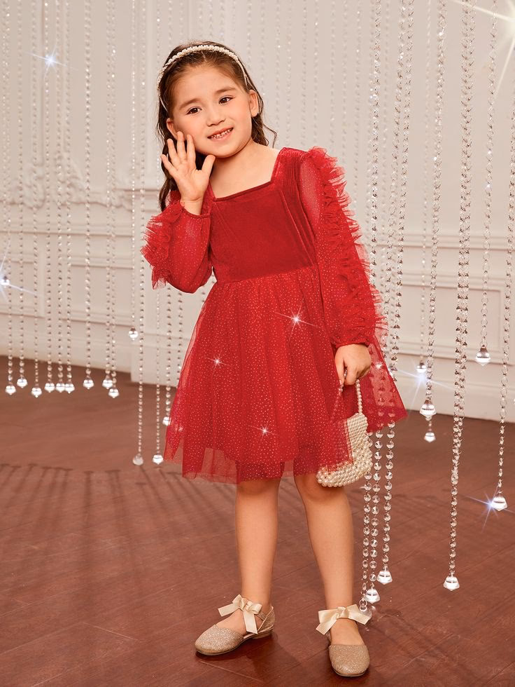 ¿Qué zapatos combinan con un vestido rojo de fiesta?