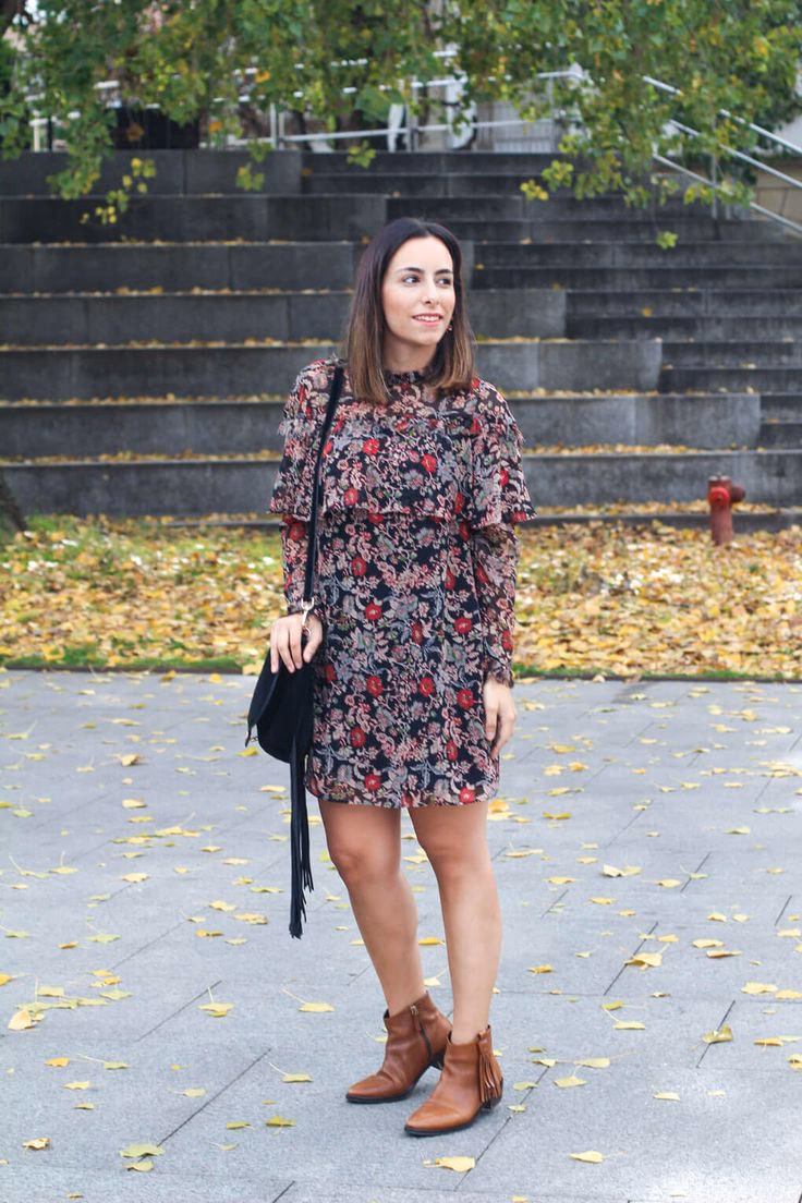 ¿Cómo usar un vestido largo floreado?