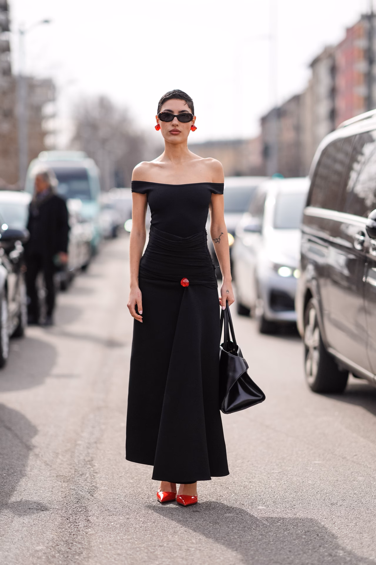 ¿Qué es un vestido negro con zapatos rojos?