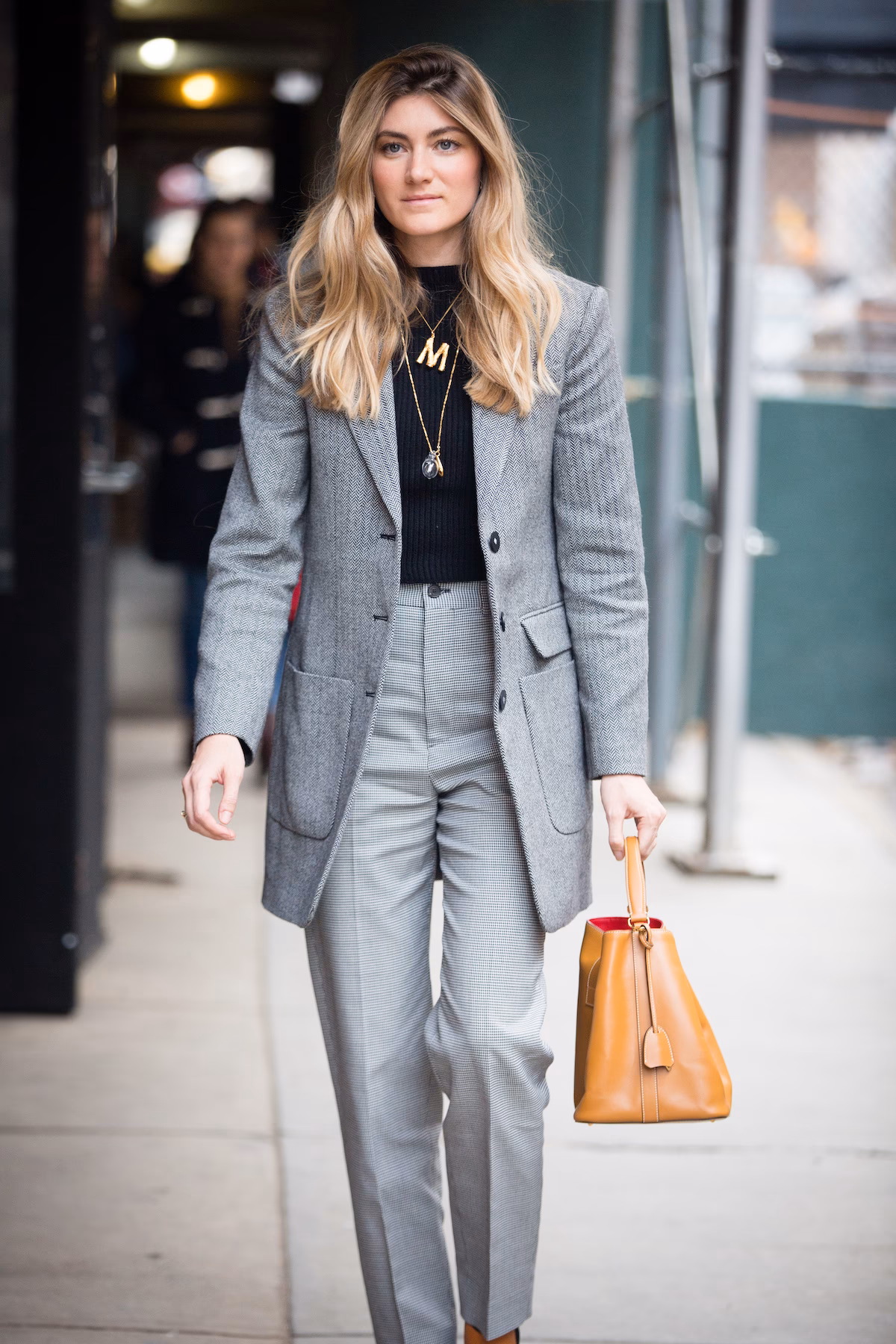 ¿Cómo combinar vestidos con zapatos de tacón?