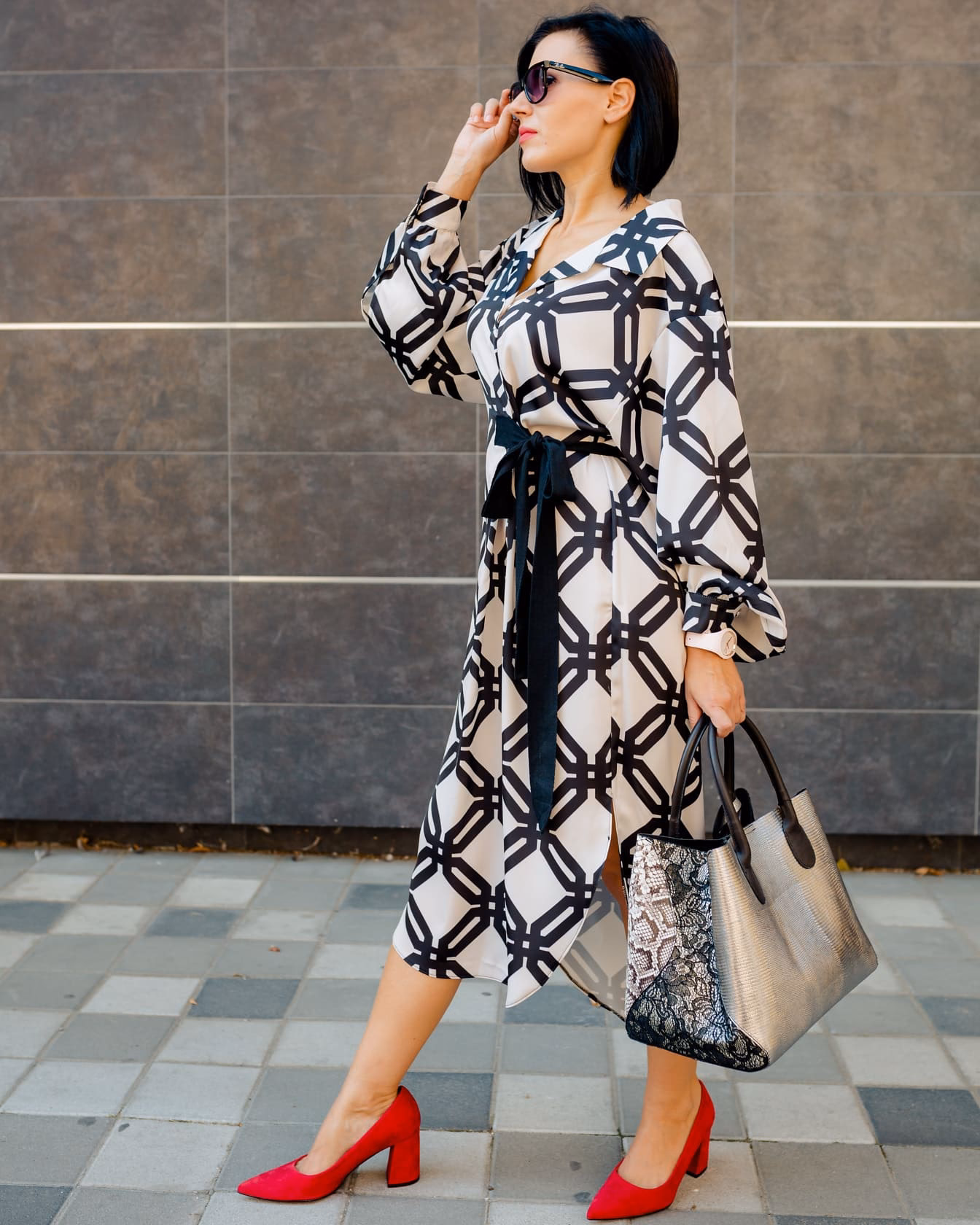 ¿Cuáles son los colores que encajan con los zapatos rojos?