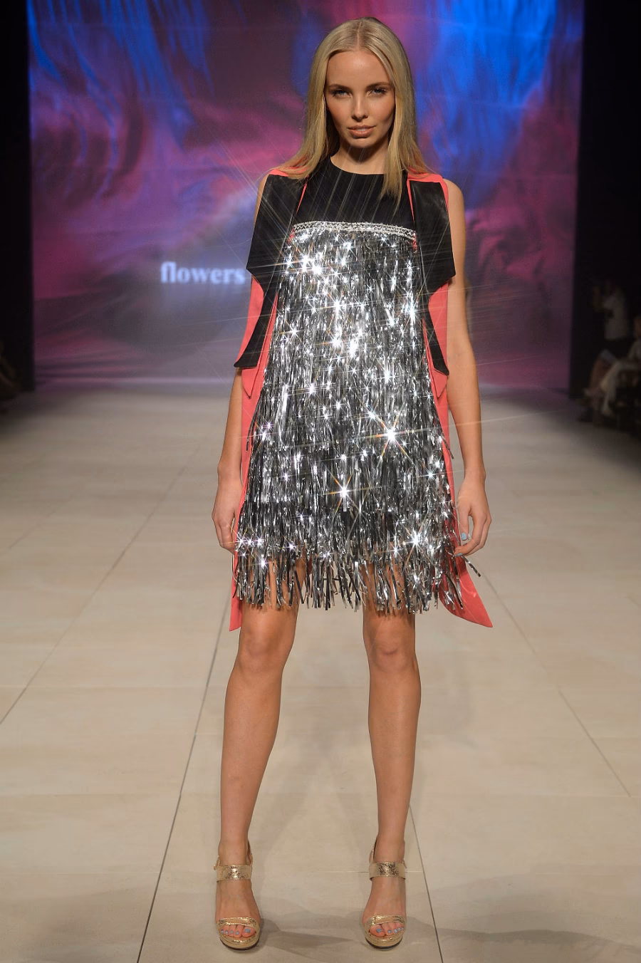 ¿Cómo combinar vestidos con brillo?