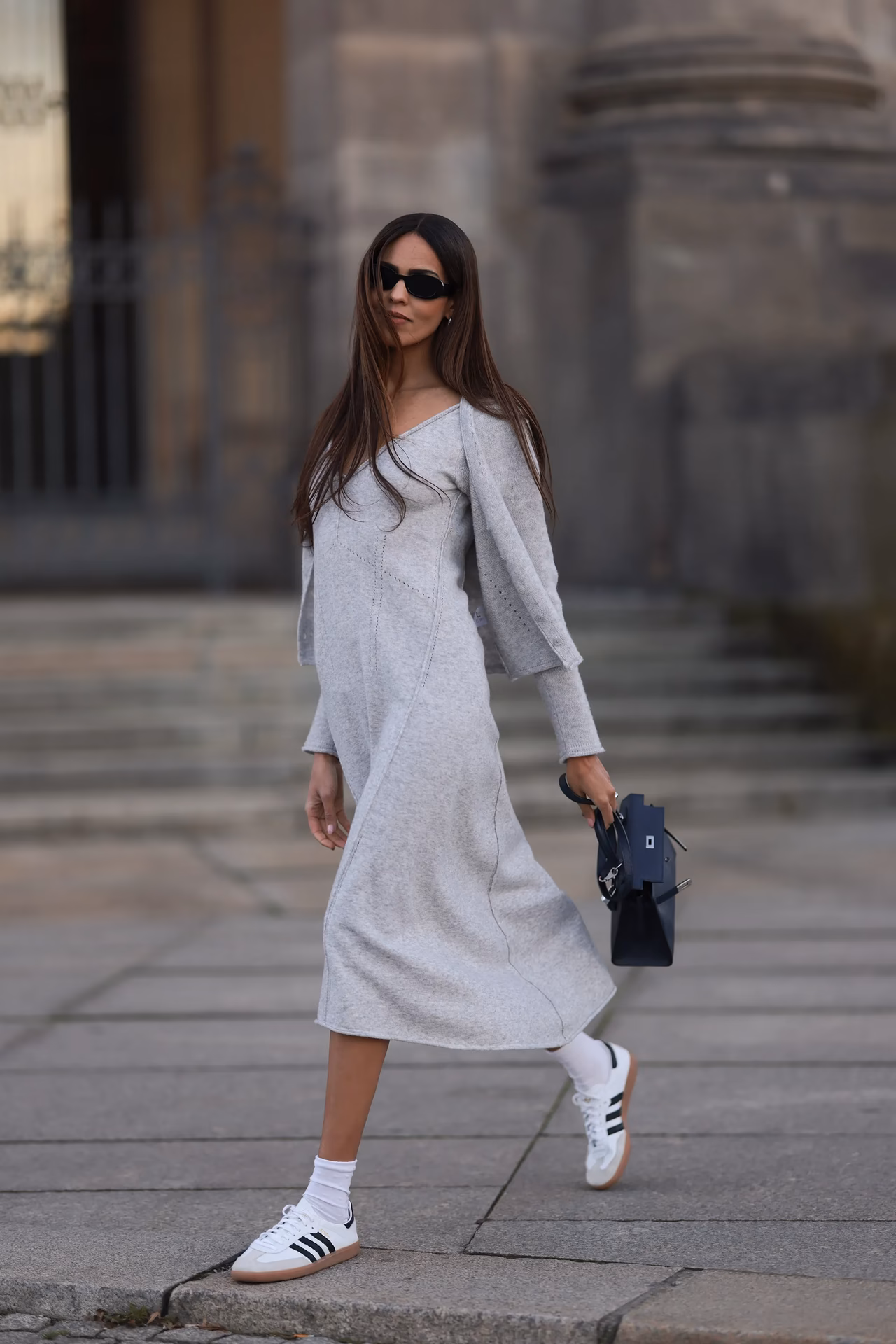 ¿Qué tipo de vestidos y zapatillas son ideales para un look deportivo y casual?