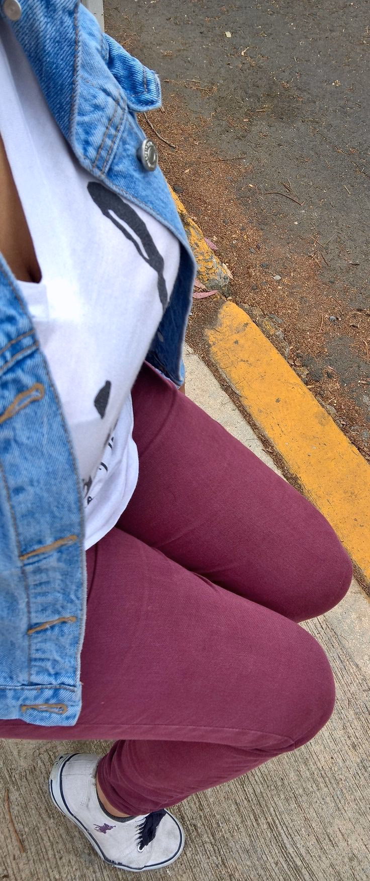 ¿Cómo combinar un pantalón vino tinto?