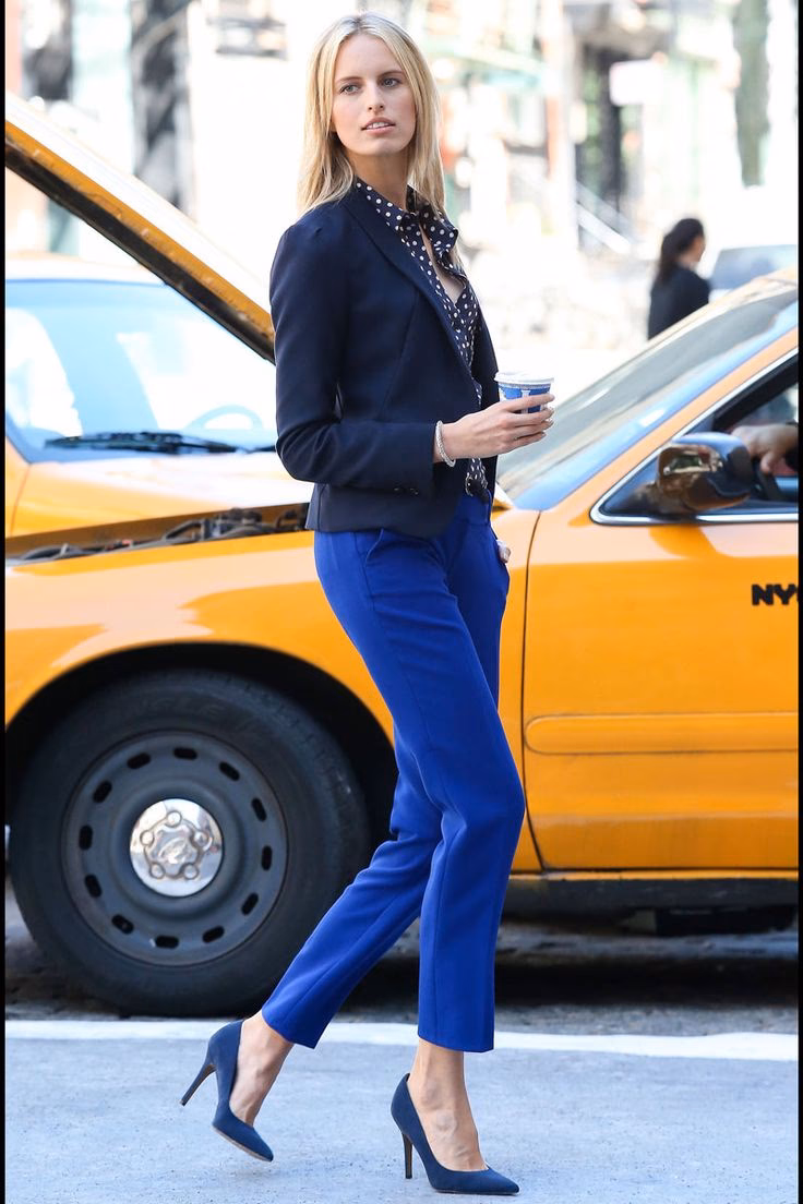 ¿Qué accesorios se pueden usar con zapatillas azules?