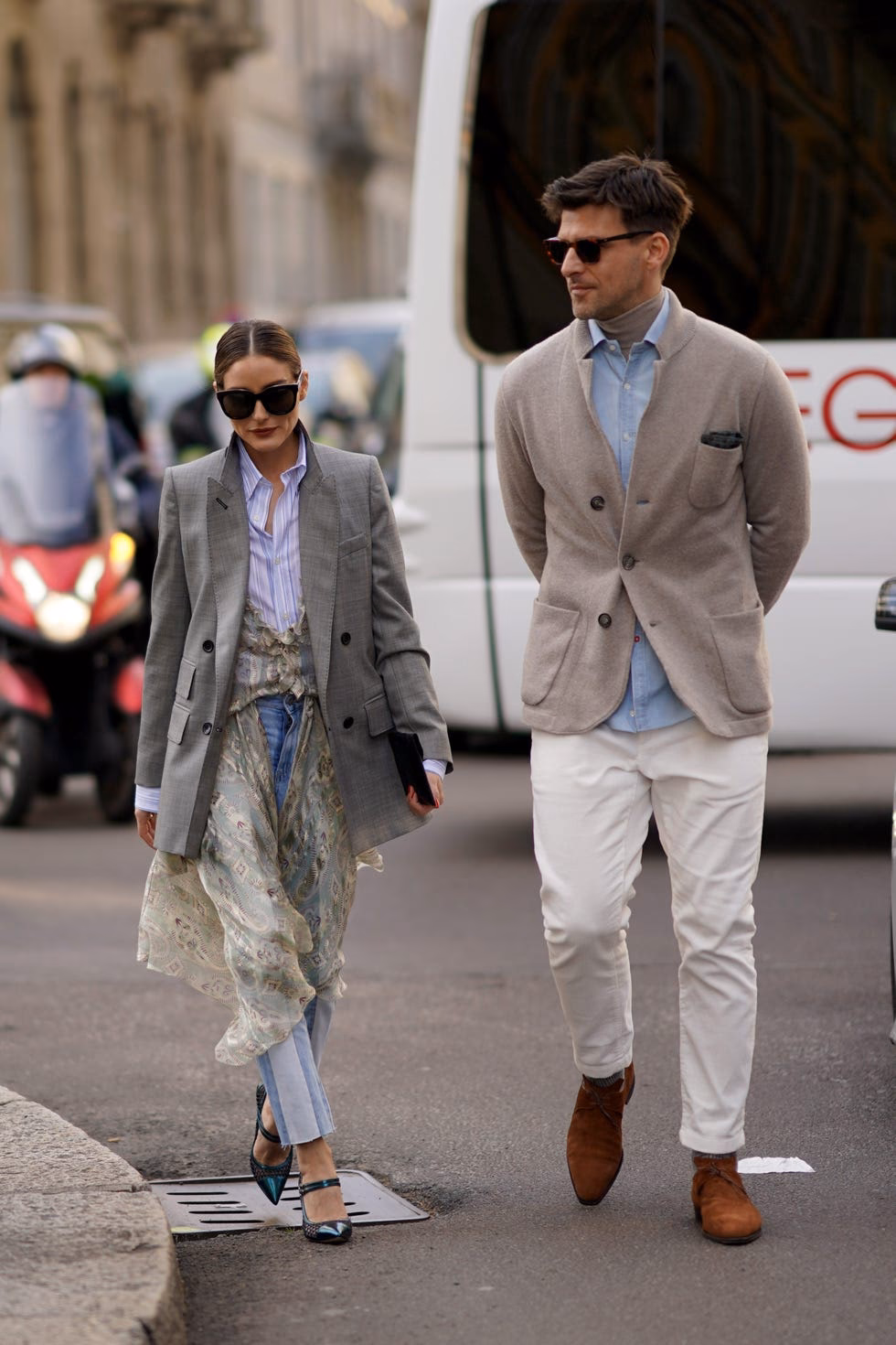 ¿Qué es un pantalón negro con efecto piel?