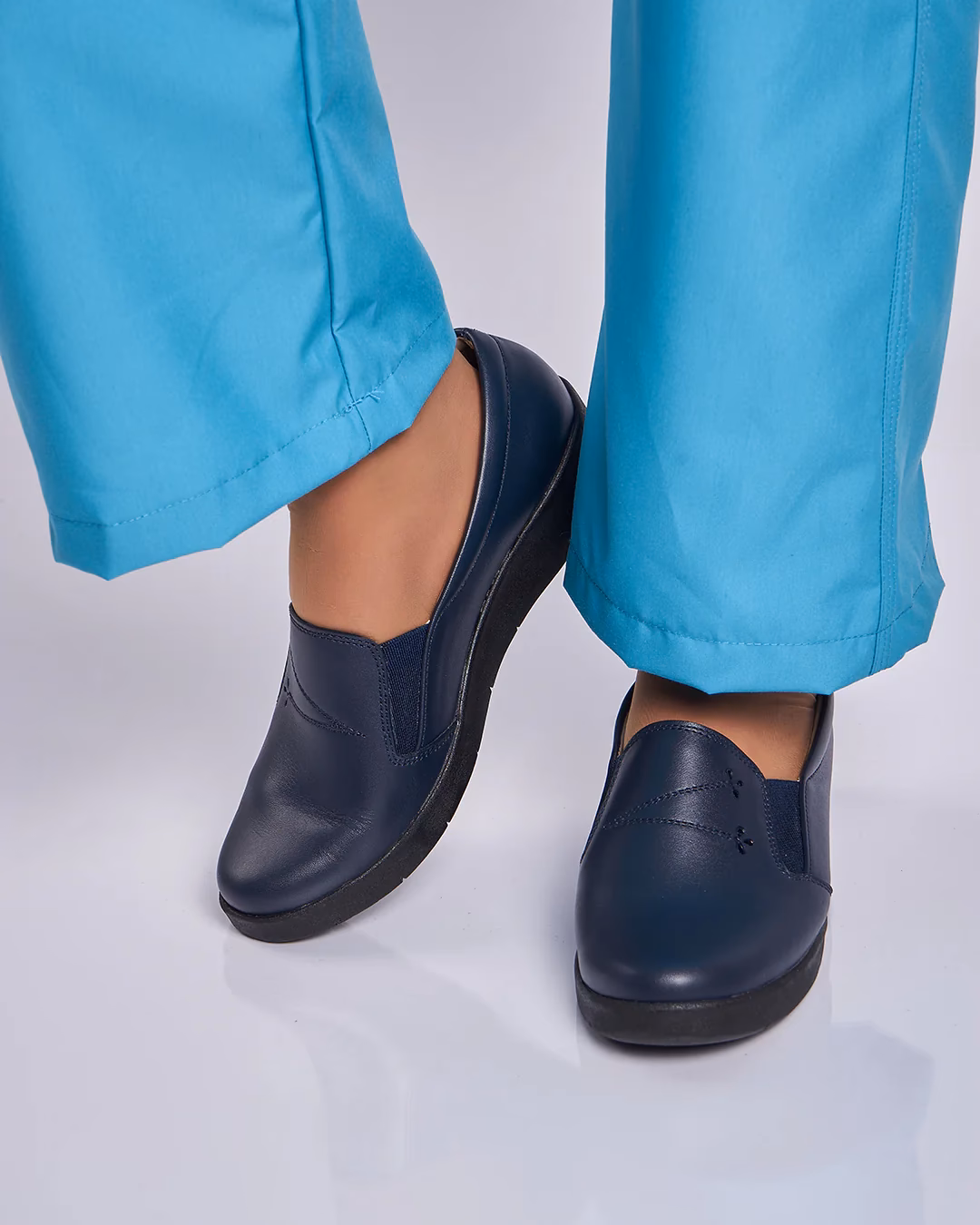 ¿Cómo combinar un vestido azul marino con calzado negro?