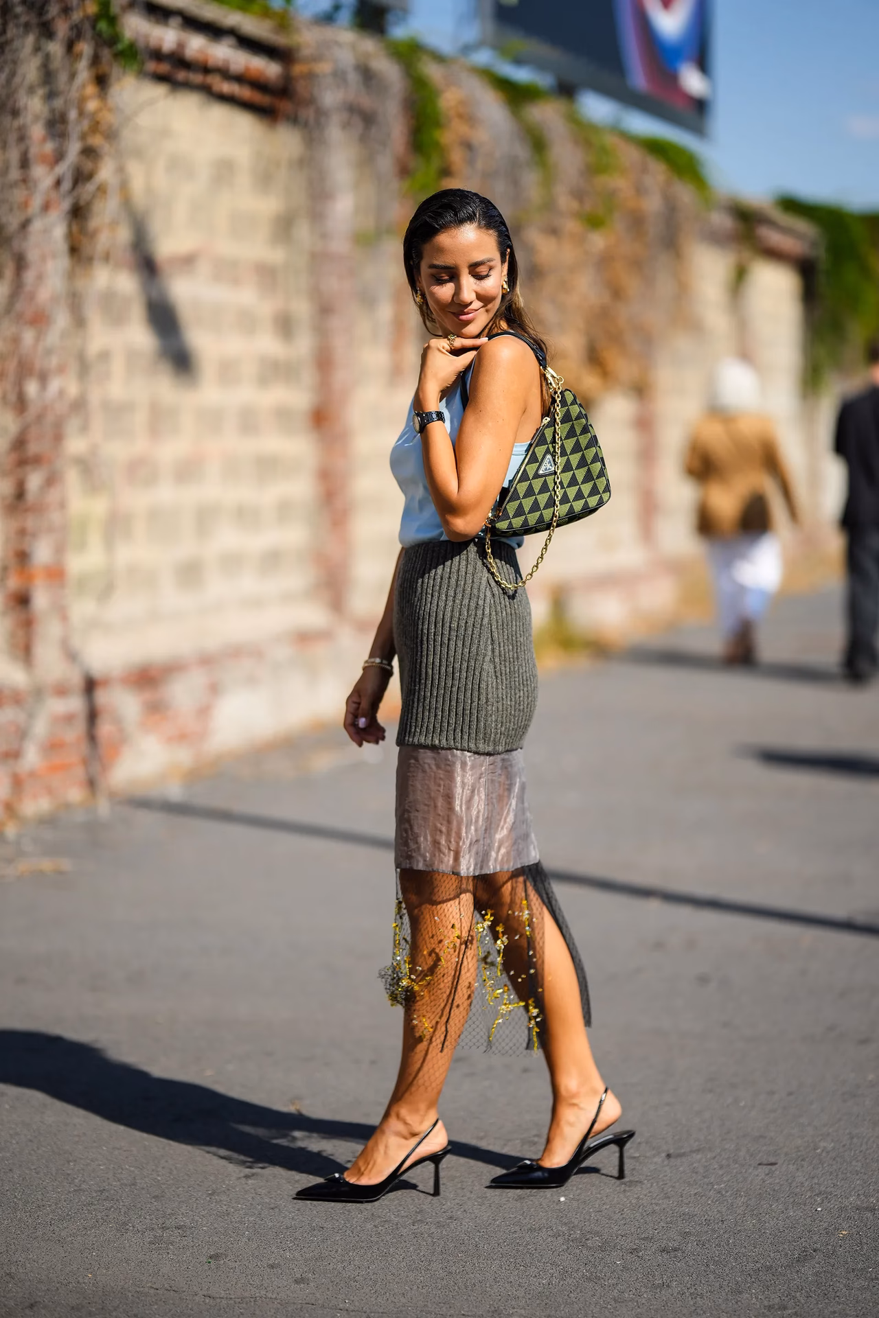 ¿Cómo combinar una falda con zapatos de vestir con tacón?