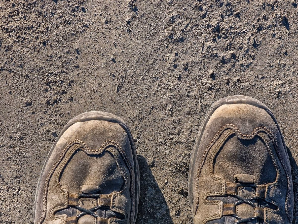 ¿Cómo quitar los zapatos que llevamos de la calle?