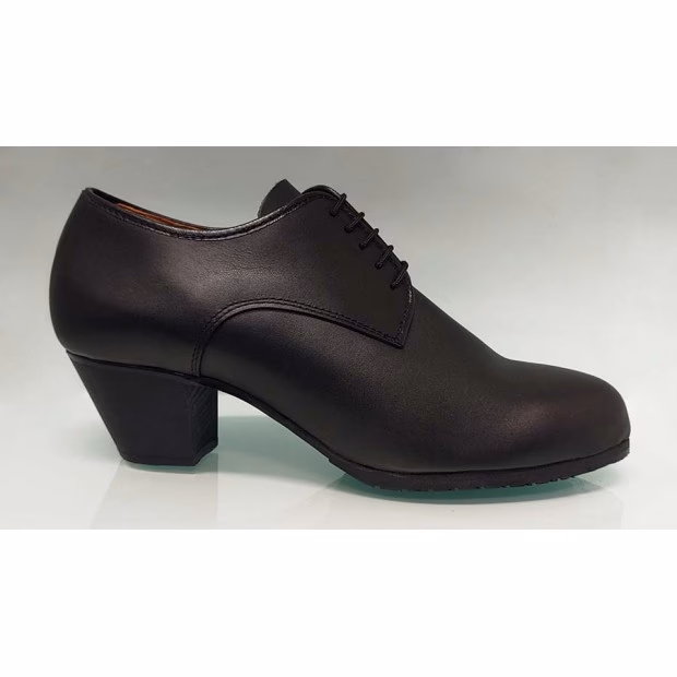 ¿De qué materiales están confeccionados los zapatos de flamenco para hombre?