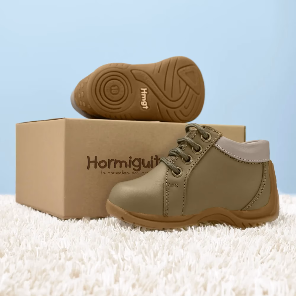 ¿Por qué ponerle zapatos a un bebé que todavía no utiliza sus pies para caminar?