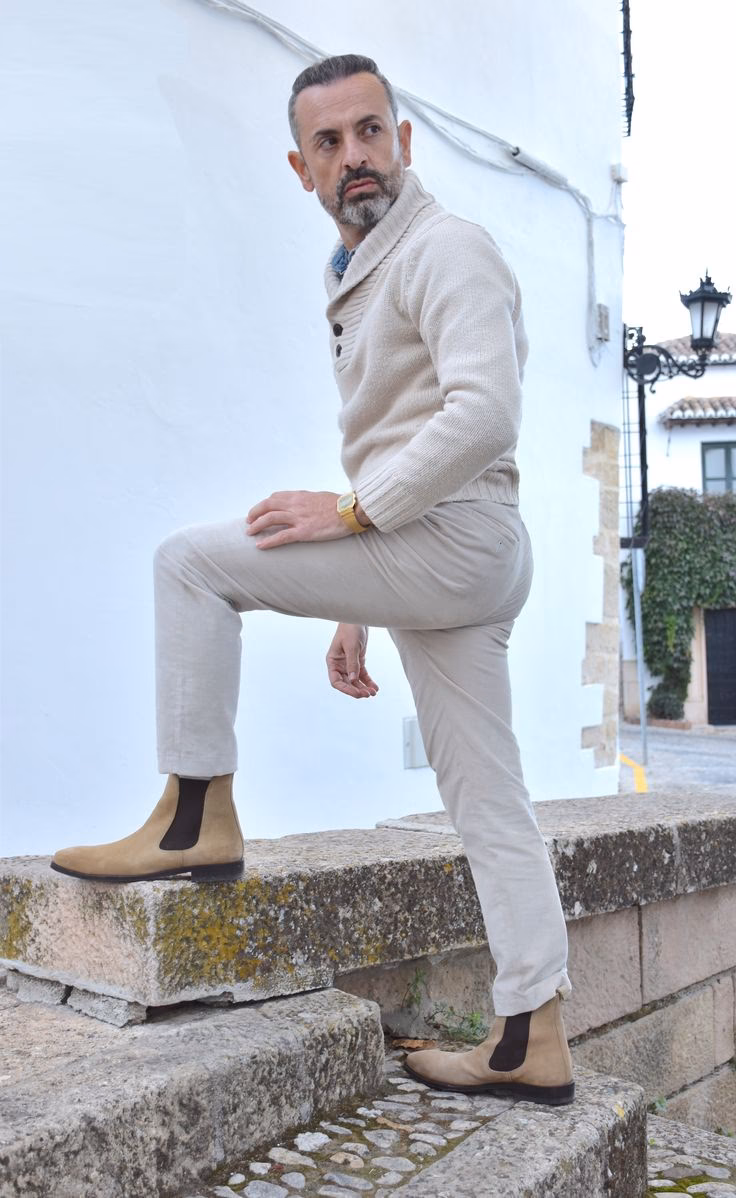 ¿Qué combina con pantalón crema y botines beige?