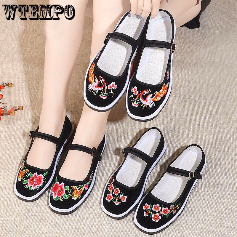 ¿Por qué Abuelita usa su calzado como arma?