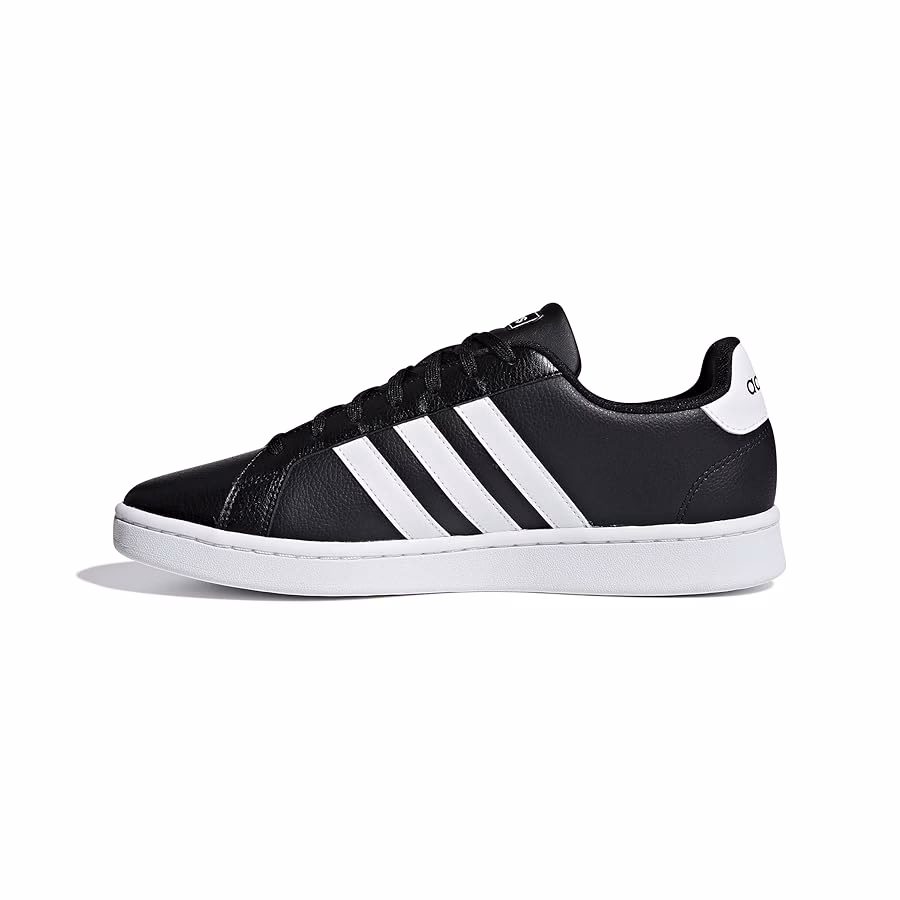 ¿Cómo se llaman los tenis negros de Adidas?