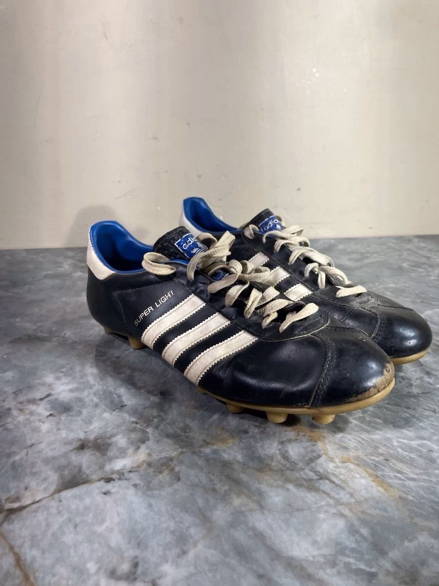 ¿Cómo se llamaba la fábrica de zapatos de Hermanos Dassler?