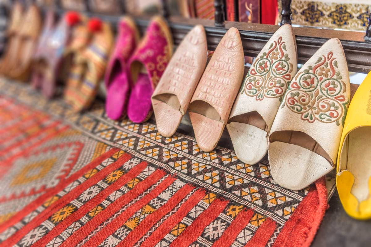 ¿Cómo varía la vestimenta tradicional en las sociedades árabes?