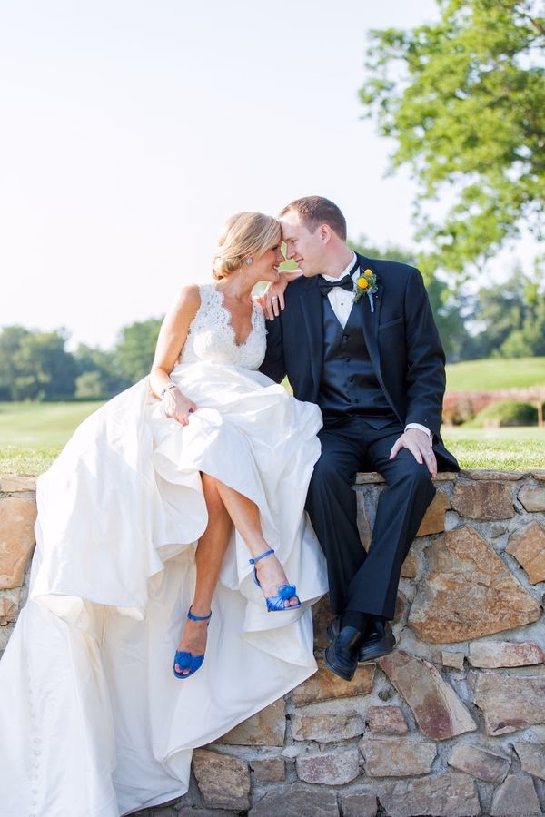 ¿Cómo combinar un vestido azul con zapatos de cuña?