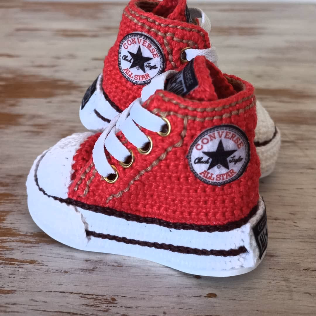 ¿Cómo combinar zapatos bancos con bolsos y zapatos?