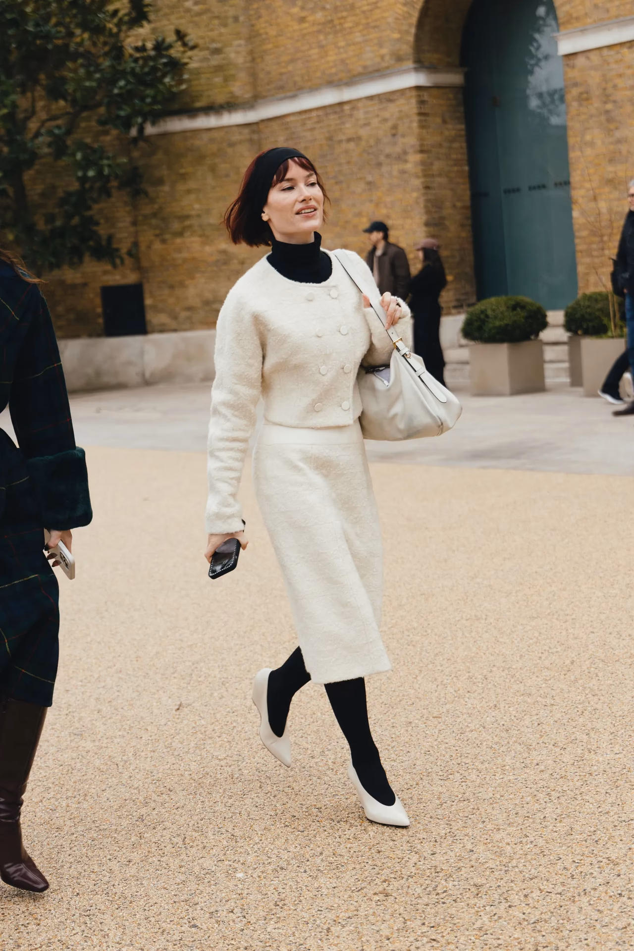 ¿Cómo combinar zapatos negros con medias blancas en una entrevista de trabajo?