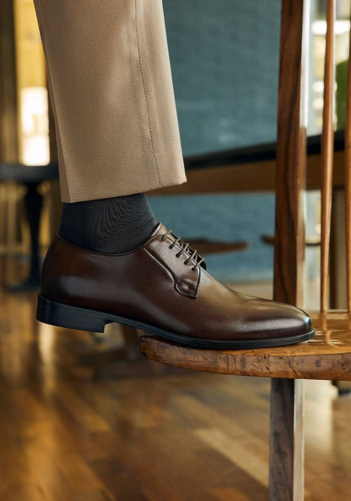 ¿Cómo combinar zapatos café en un look formal?