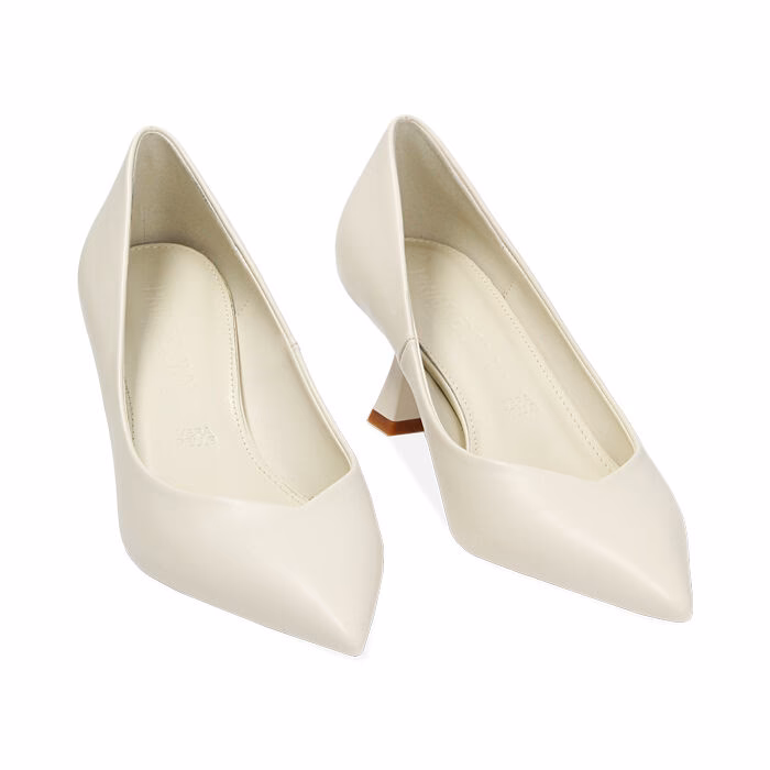 ¿Cuántos pares de zapatos tiene Emma?