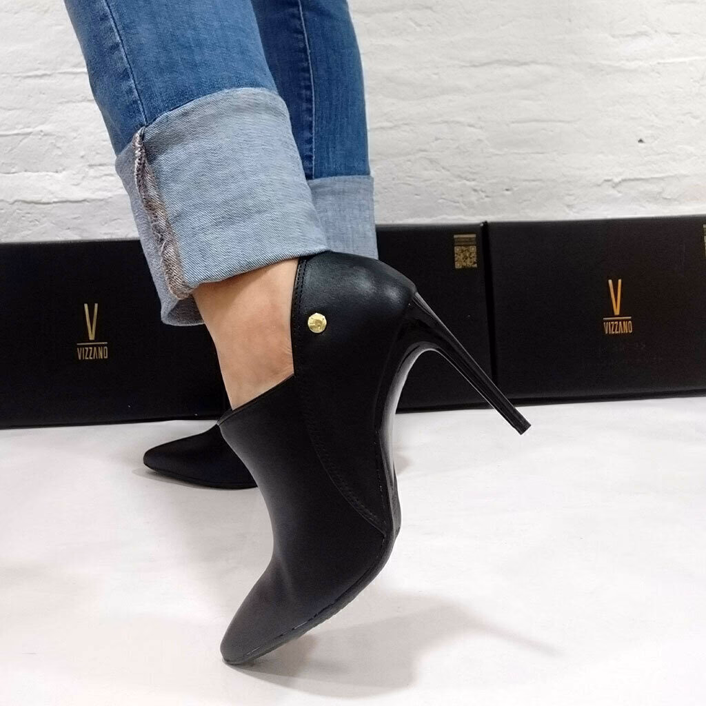 ¿Cómo combinar zapatos de tacón de cuero con tu atuendo?