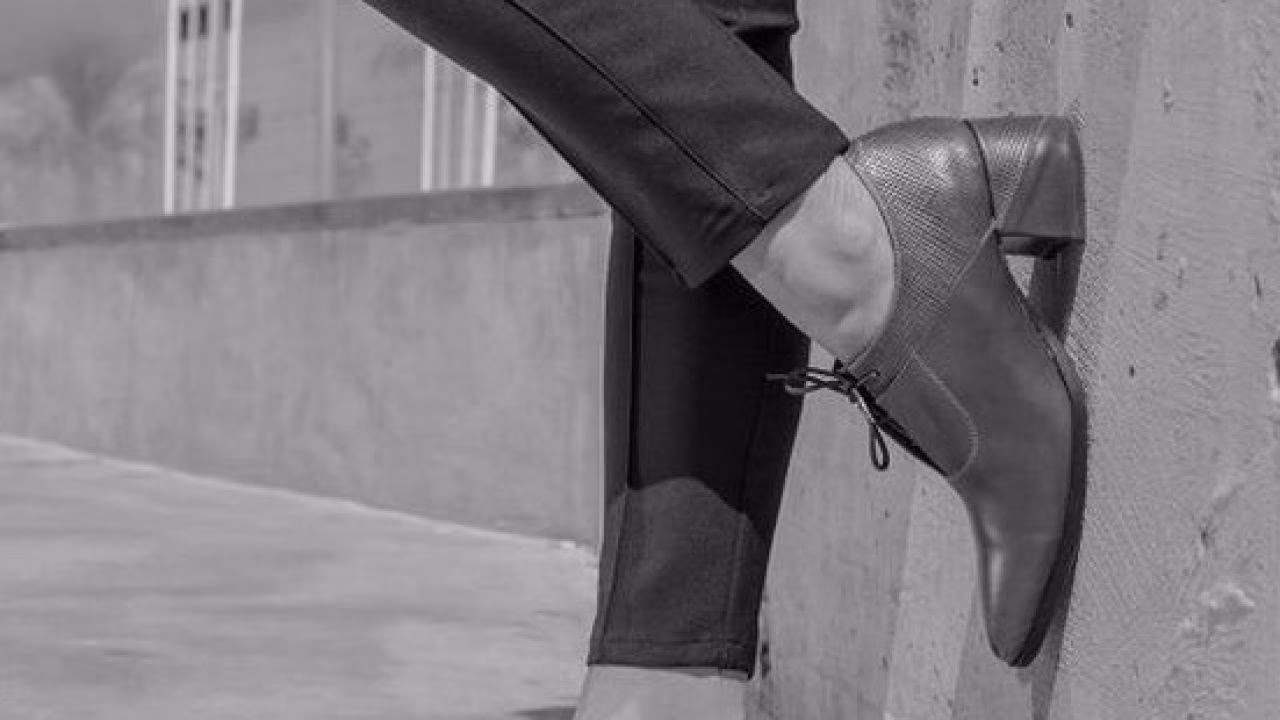 ¿Por qué los hombres usan zapatos de tacón?