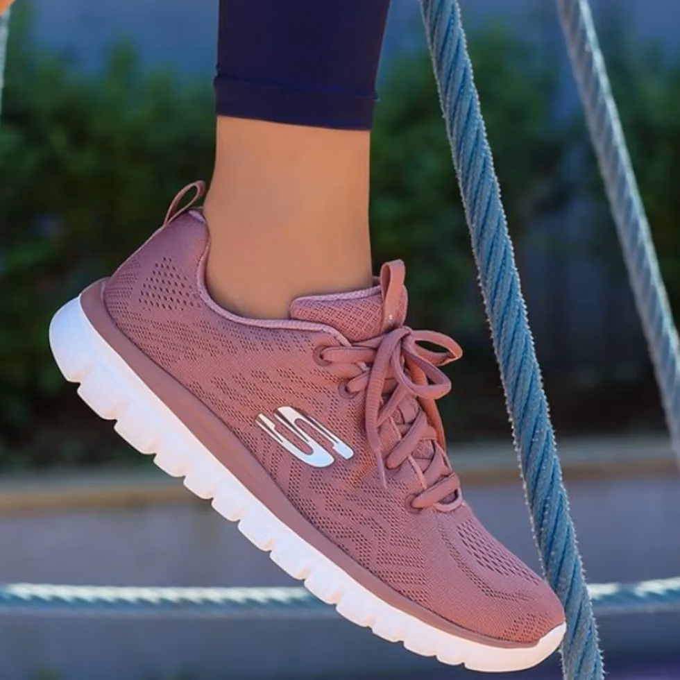 ¿Qué materiales componen la zapatilla de Skechers?