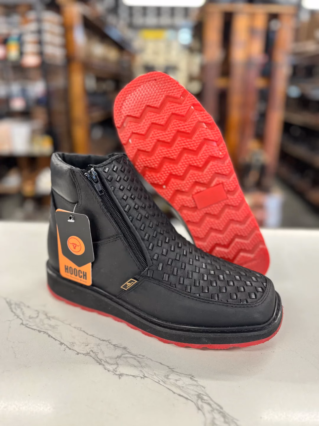 ¿Qué estilo tienen los tenis tipo bota de suela roja?