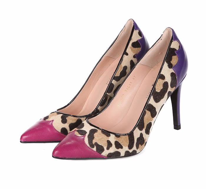 ¿Cómo combinar los zapatos de animal print con trajes sastre?