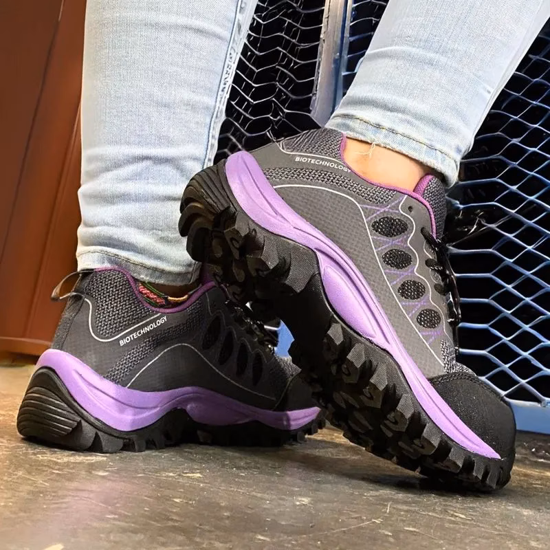 ¿Cómo solicitar una cotización de botas con casquillo para mujer?