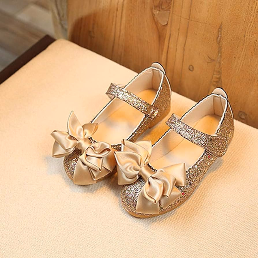 ¿Cómo combinar zapatos dorados con ropa dorada?