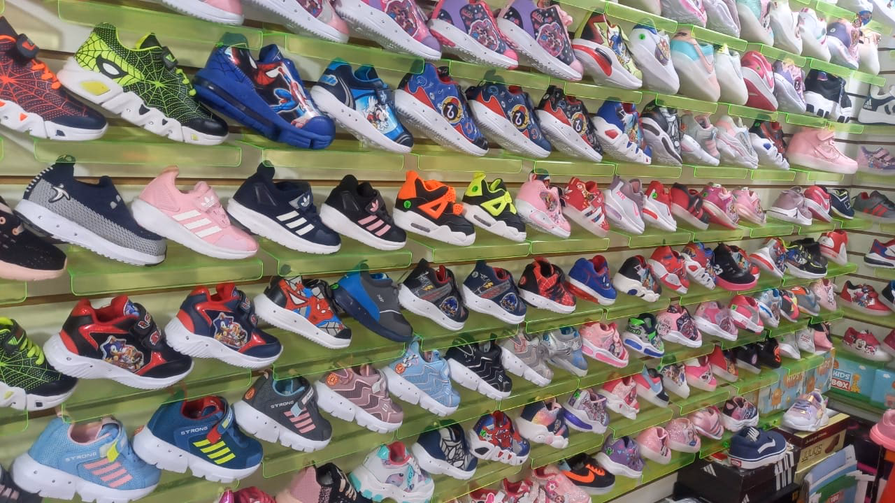 ¿Cuántas tiendas de ropa, zapatos y complementos hay en Cajamarca?