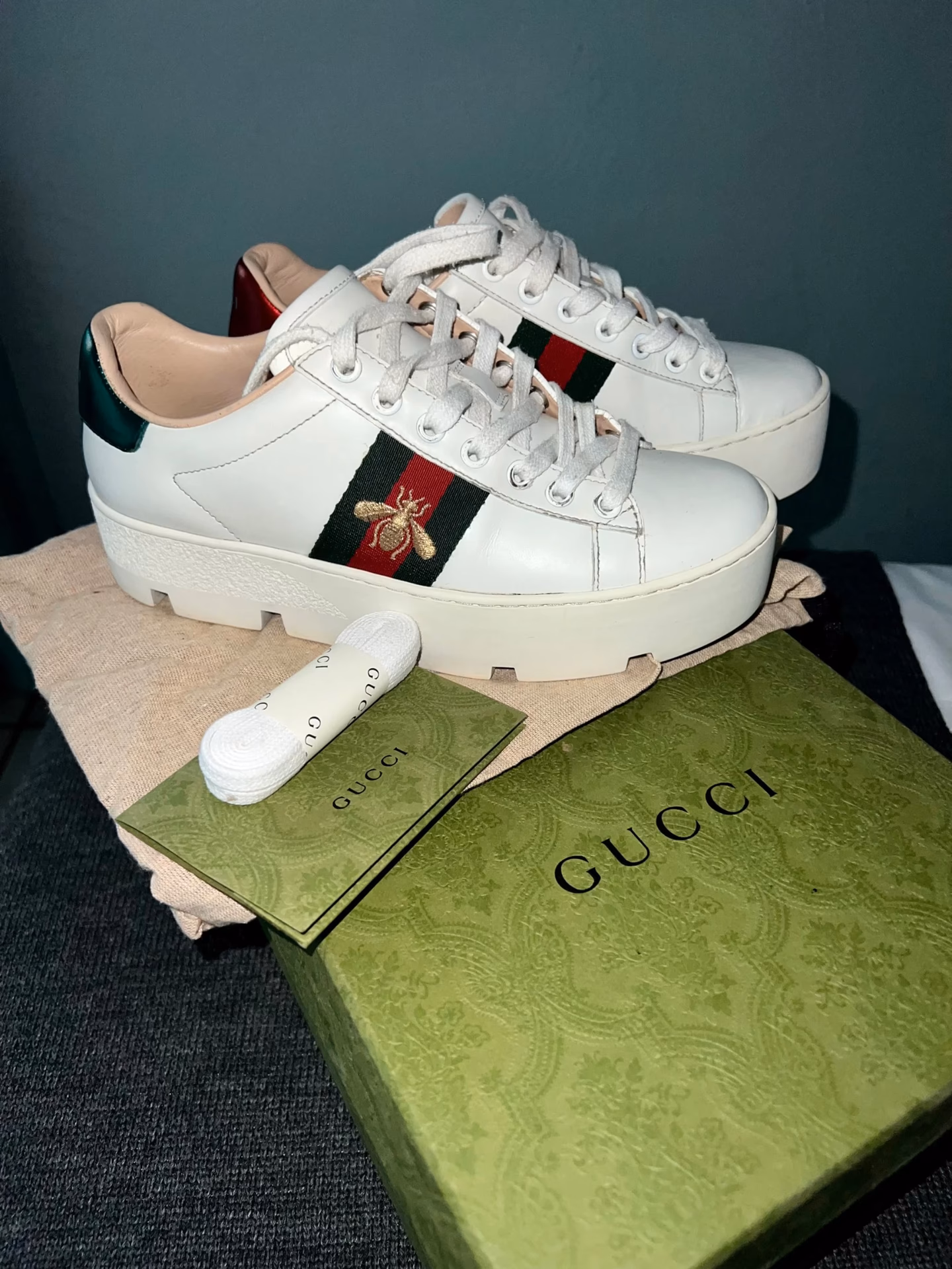 ¿Dónde puedo encontrar la nueva colección de zapatos Gucci de lujo para mujer?